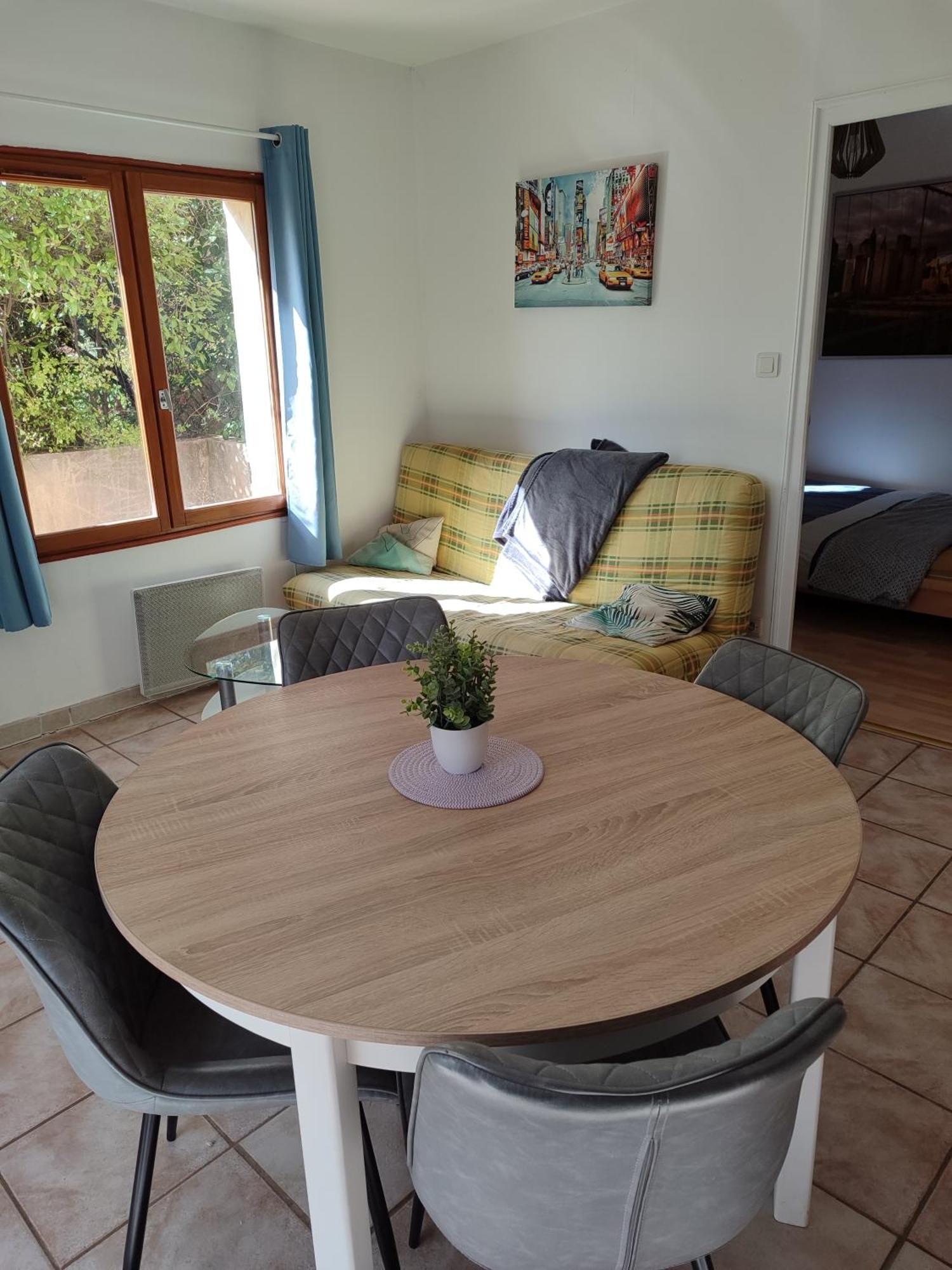 Apartment T2 En Rez De Chaussee De A Cuers